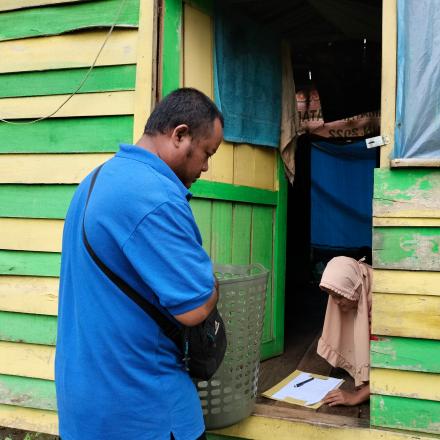 Tingkatkan Kebersiahan Desa Pemerintah Desa Bawahan Seberang Bagikan Tempat Sampah Di Setiap Rumah 